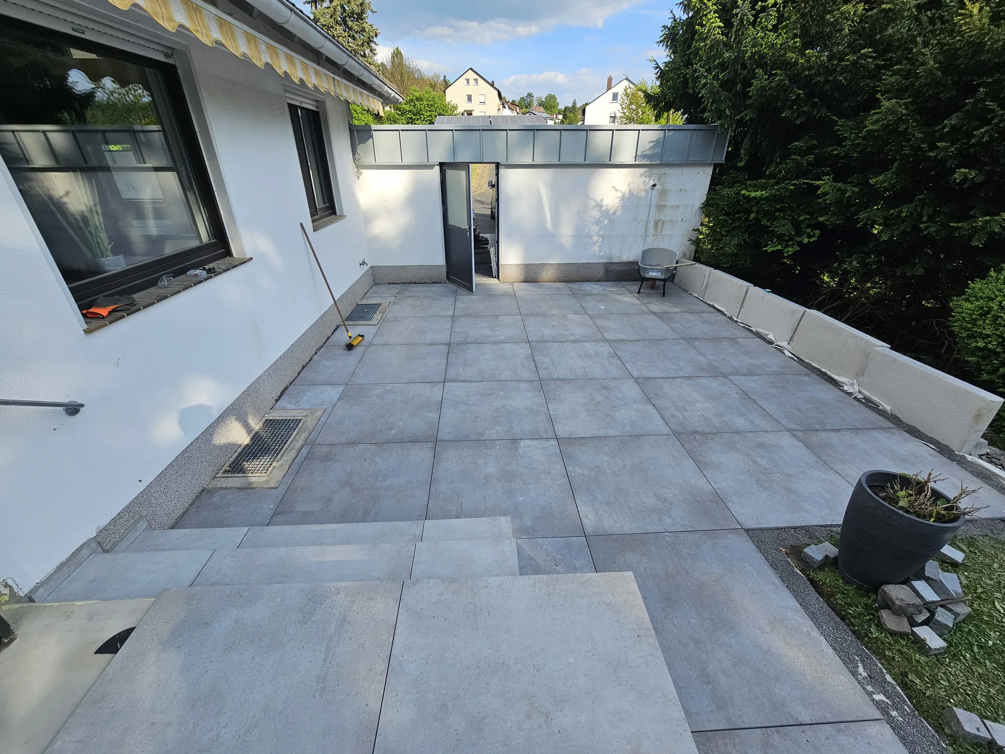 Terrasse mit großformatigen Feinsteinzeugplatten